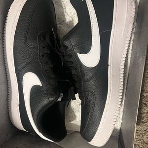 Nike Men's Black and White Leather Sneakers